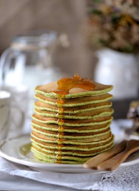 Ispanaklı krep süt ve peteğin organik bal ile.