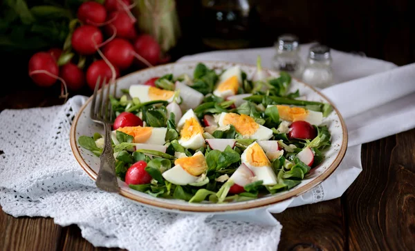 Ensalada verde primavera de rábano orgánico, ajo silvestre con huevos cocidos, aceite de oliva y parmesano . — Foto de Stock
