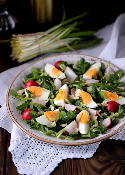 Salată verde de primăvară din ridiche organică, usturoi sălbatic cu ouă fierte, ulei de măsline și parmezan . — Fotografie, imagine de stoc