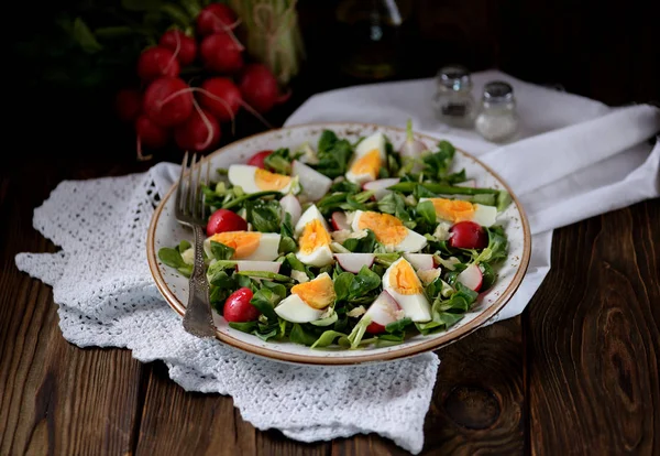 Salată verde de primăvară din ridiche organică, usturoi sălbatic cu ouă fierte, ulei de măsline și parmezan . — Fotografie, imagine de stoc