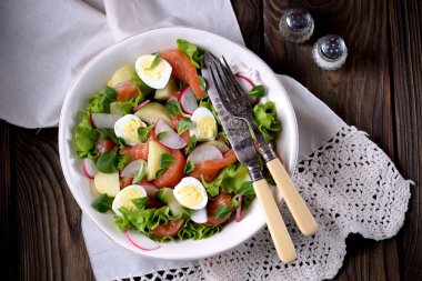 Biraz tuzlanmış somon balığı, haşlanmış patates, Bıldırcın yumurta salatalık ve turp salatası.