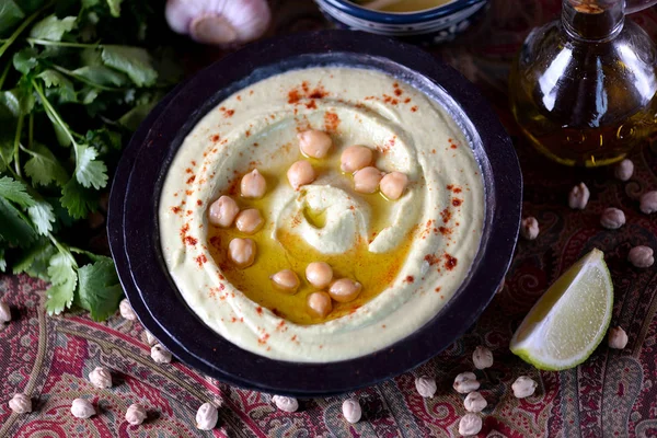 Хумус с оливковым маслом и красной паприкой . — стоковое фото