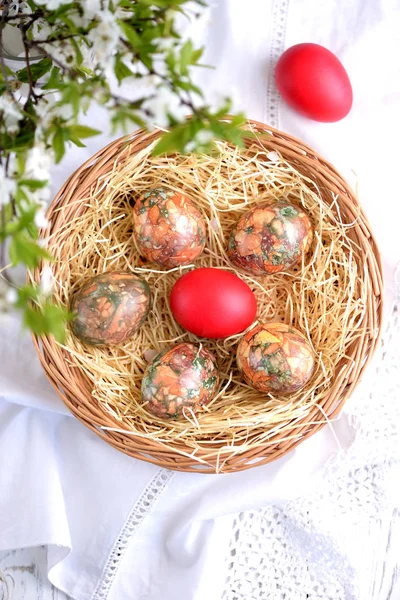 ईस्टर रंगीन संगमरमर अंडे। प्याज हस्क और प्राकृतिक ग्रीन डाई के साथ चित्रित . — स्टॉक फ़ोटो, इमेज