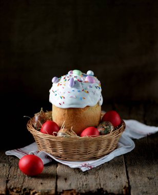 Paskalya kek kulich eski ahşap arka plan, rustik tarzı üzerinde.