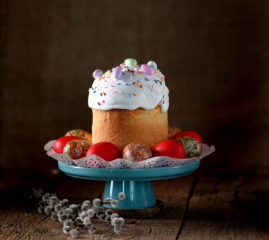 Paskalya kek kulich eski ahşap arka plan, rustik tarzı üzerinde.