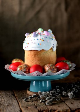 Paskalya kek kulich eski ahşap arka plan, rustik tarzı üzerinde.