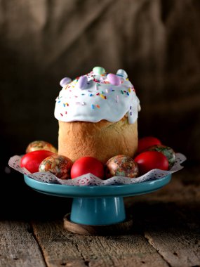 Paskalya kek kulich eski ahşap arka plan, rustik tarzı üzerinde.