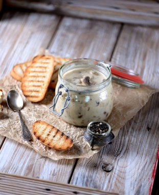 Ekşi krema soslu croutons mantar ve soğan Komposto.