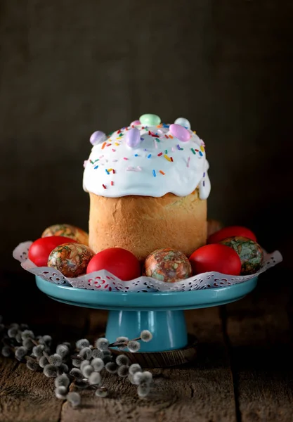 Paskalya kek kulich eski ahşap arka plan, rustik tarzı üzerinde.