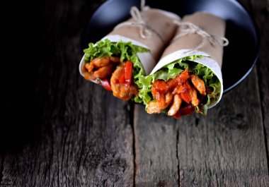 Fajitas tavuk, biber, soğan bir baharatlı domates sos ile servis bir tortilla.