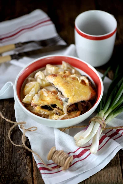 Peito de frango recheado com cogumelos assados com batatas sob queijo . — Fotografia de Stock