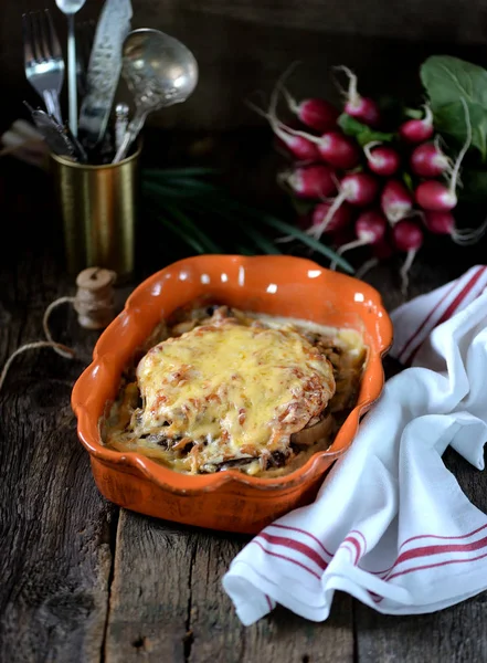 Куриная грудка с грибами, запечёнными с картошкой под сыром . — стоковое фото