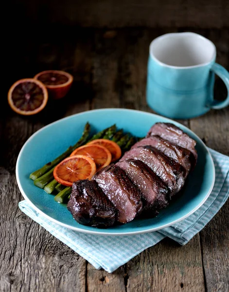 Duck breast baked in orange-honey sauce with asparagus. Rustic style. — Stock Photo, Image