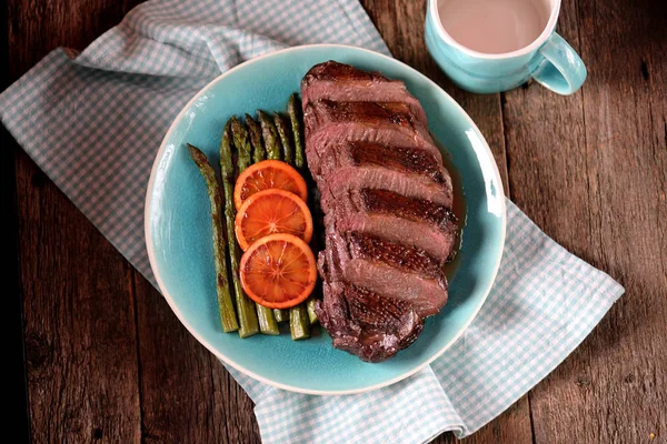 Duck breast baked in orange-honey sauce with asparagus. Rustic style. — Stock Photo, Image