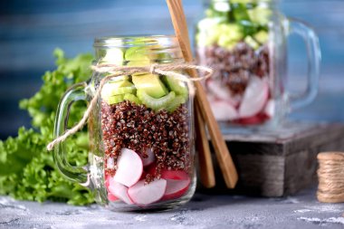 Sağlıklı salata quinoa, avokado, salatalık ve marul yaprağı ve zeytinyağı ile turp.