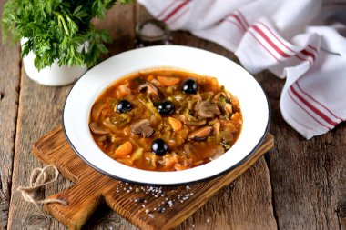 Lahana yapılan geleneksel Rus çorbası solyanka, taze ve kurutulmuş mantar zeytin, limon ve Kapari.