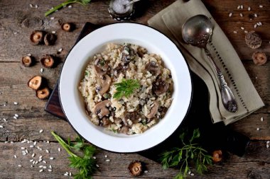 Eski bir ahşap zemin üzerine mantarlı risotto. Rustik tarzı.