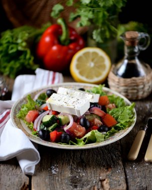 Domates, salatalık, kırmızı biber, zeytinli soğan, kekik ve peynirli klasik Yunan salatası..