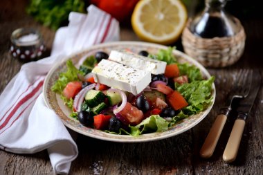 Domates, salatalık, kırmızı biber, zeytinli soğan, kekik ve peynirli klasik Yunan salatası..