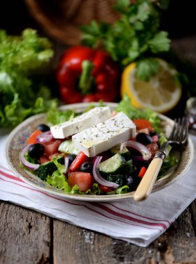 Domates, salatalık, kırmızı biber, zeytinli soğan, kekik ve peynirli klasik Yunan salatası..