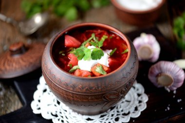 Eski bir ahşap zemin üzerinde geleneksel Ukrayna çorba pancar çorbası. Rustik tarzı.