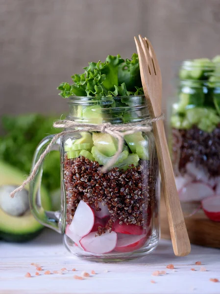 Здоровый салат с киноа, авокадо, огурцом и редиской с листьями салата и оливковым маслом . — стоковое фото
