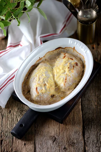 Petto di pollo cotto in salsa di panna acida su un vecchio sfondo di legno. Stile rustico . — Foto Stock