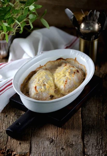 Pechuga de pollo al horno en salsa de crema agria sobre un fondo de madera vieja. Estilo rústico . — Foto de Stock