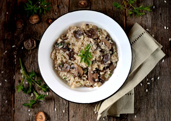 Eski bir ahşap zemin üzerine mantarlı risotto. Rustik tarzı.