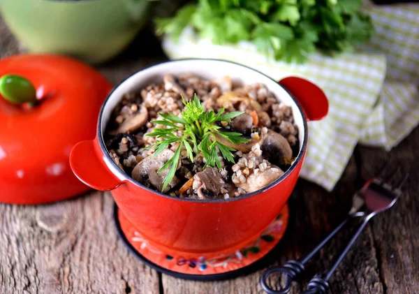 Buckwheat with chicken and mushrooms in a pot. — Stock Photo, Image