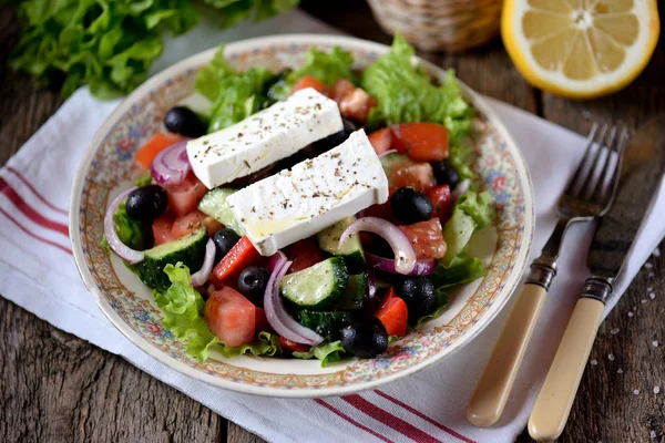 Insalata greca classica da pomodori, cetrioli, pepe rosso, cipolla con olive, origano e formaggio feta. — Foto Stock