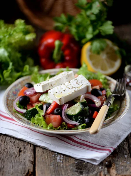 Salada grega clássica de tomates, pepinos, pimentão vermelho, cebola com azeitonas, orégano e queijo feta. — Fotografia de Stock