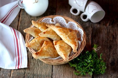 Puf böreği eski bir ahşap zemin üzerine etli börek yapılmış. Rustik tarzı.