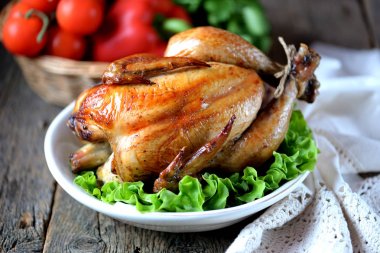 Zeytinyağı ve soya sosu ve eski bir ahşap zemin üzerine taze sebze ile pişmiş tavuk.