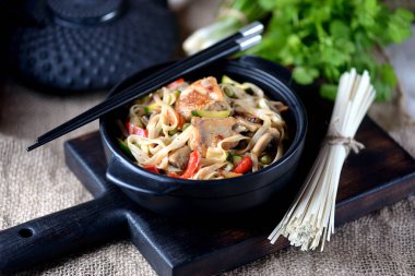 Udon erişte tavuk, biber, havuç, soğan, kabak ve mantar teriyaki sos. Asya Mutfağı.