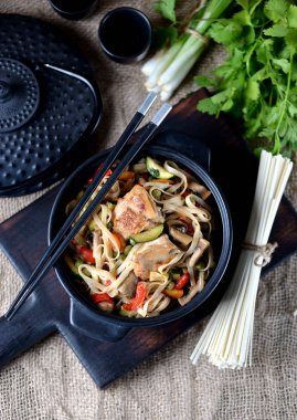 Udon erişte tavuk, biber, havuç, soğan, kabak ve mantar teriyaki sos. Asya Mutfağı.