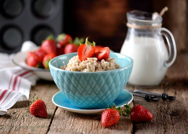 신선한 딸기와 우유는 오래 된 나무 배경에 오트밀 건강 한 아침 식사입니다. 건강에 좋은 음식. — 스톡 사진
