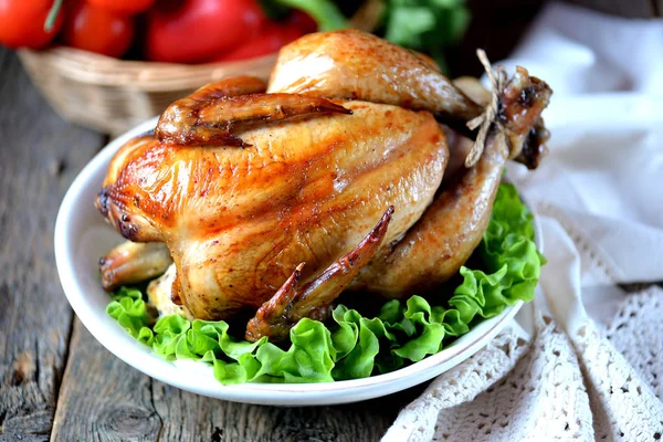 Baked chicken with olive oil and soy sauce and fresh vegetables on an old wooden background. — Stock Photo, Image