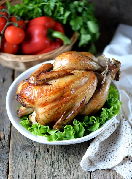Запечённая курица с оливковым маслом и соевым соусом и свежими овощами на старом деревянном фоне . — стоковое фото