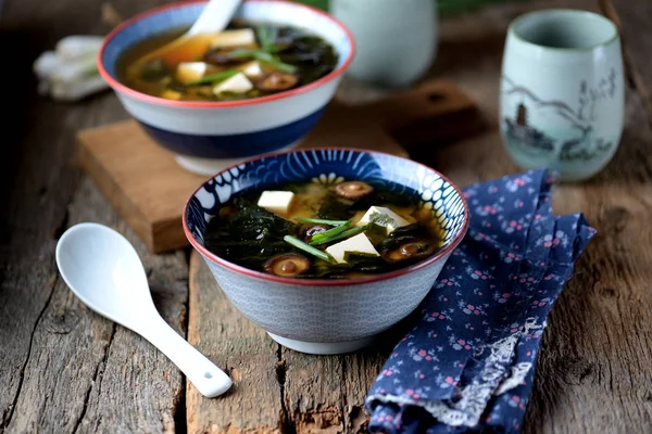 Tofu peyniri, deniz yosunu, miso makarna ve dasi ile miso çorbası. Japon yemekleri.