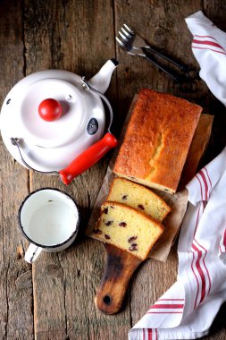 Şekerlenmiş meyve ve eski bir ahşap zemin üzerine kuru üzüm ile pasta. Rustik tarzı.