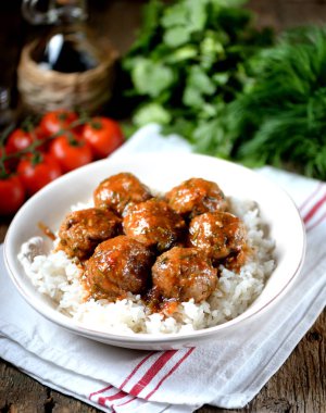 Sığır eti köfte domates sosunda pişmiş pirinç.