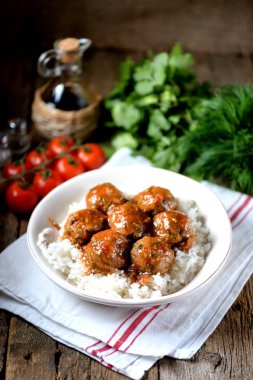 Sığır eti köfte domates sosunda pişmiş pirinç.