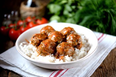 Sığır eti köfte domates sosunda pişmiş pirinç.