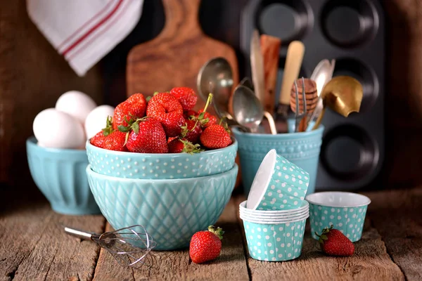 Accessori da cucina per la cottura di muffin, fragole biologiche e uova su un vecchio sfondo di legno. Stile rustico . — Foto Stock