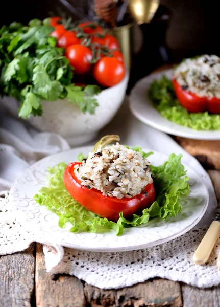 Carême de poivre farci aux oignons et champignons cuits au four . — Photo