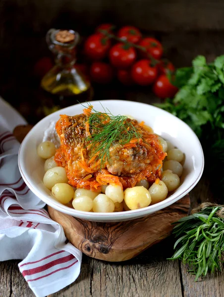 Белая морская рыба под маринадом из лука, моркови и томатного соуса. Русская традиционная кухня . — стоковое фото