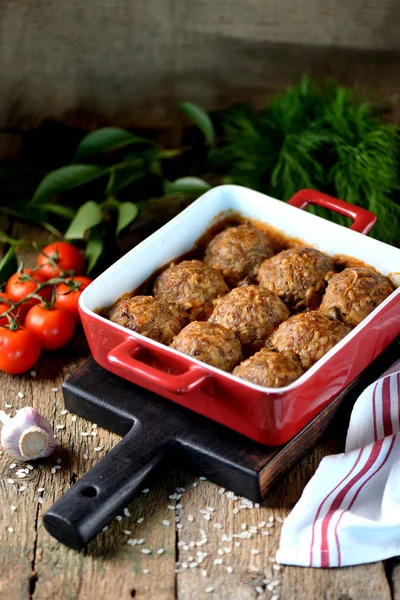 Bolas de carne de res con arroz al horno en salsa de tomate . — Foto de Stock