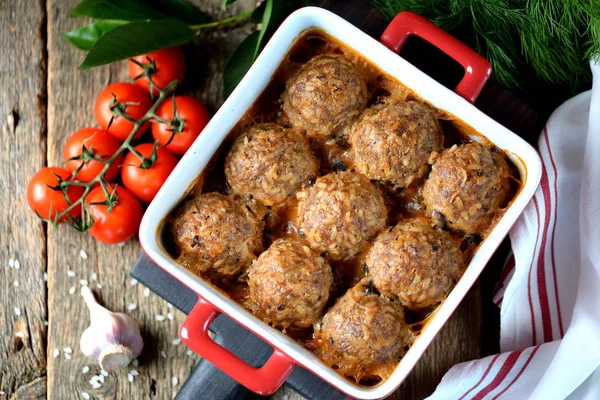 Bolas de carne de vaca com arroz assado em molho de tomate . — Fotografia de Stock