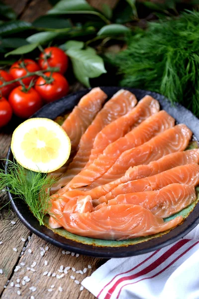 Salmão salgado caseiro com endro e tomate cereja em um velho fundo de madeira . — Fotografia de Stock